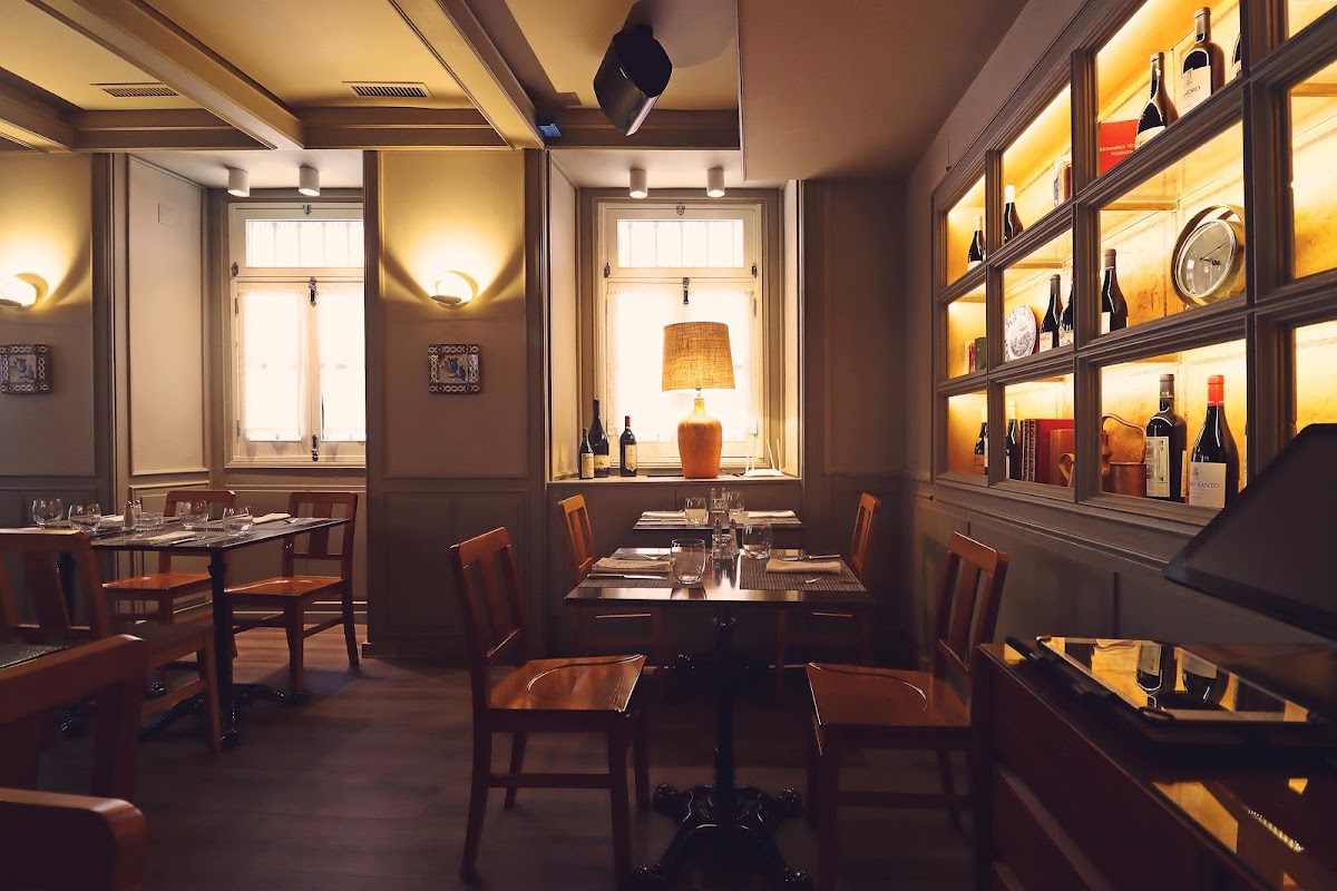 Tapas Y Besos warm dining room